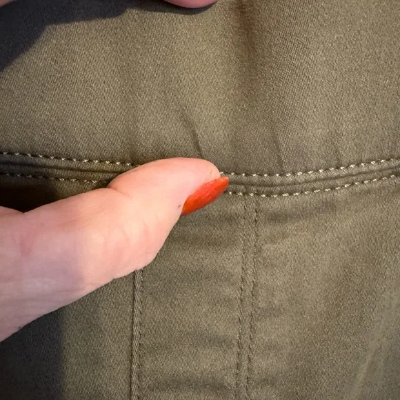 DKNY Olive Green Bermuda Shorts   LARGE      #H - Picture 4 of 8